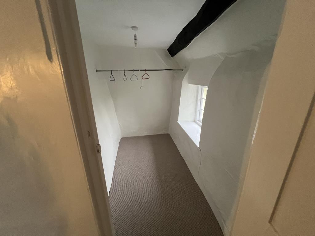 Lot: 96 - CHARACTER COTTAGE IN VILLAGE LOCATION - Photo of the dressing room area